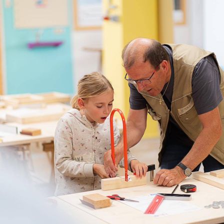 Bild enthält, Adult, Male, Man, Person, Scissors, Child, Female, Girl, Woodworking, Face