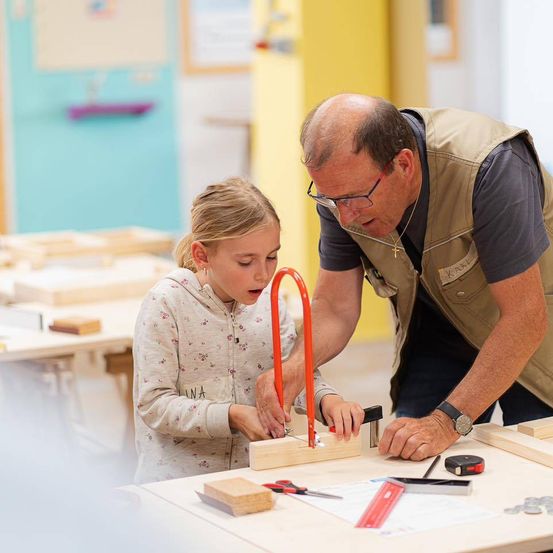 Bild enthält, Adult, Male, Man, Person, Scissors, Child, Female, Girl, Woodworking, Face