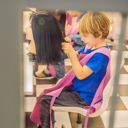 Bild enthält, Child, Female, Girl, Person, Hairdresser, Indoors, Beauty Salon, Haircut, Face, Head