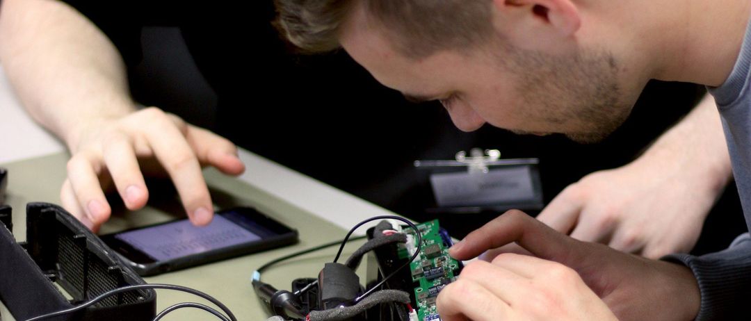 Bild enthält, Finger, Person, Boy, Male, Teen, Electronics, Hardware, Face, Head, Computer Hardware