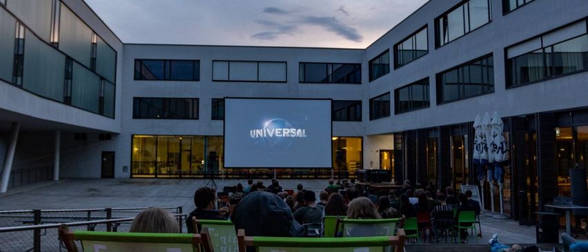 Bild enthält, Building, Office Building, College, Convention Center, People, Person, School, Indoors, Handbag, Urban