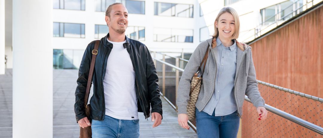 Bild enthält, Coat, Jacket, Hand, Person, Jeans, Pants, Holding Hands, Adult, Male, Man