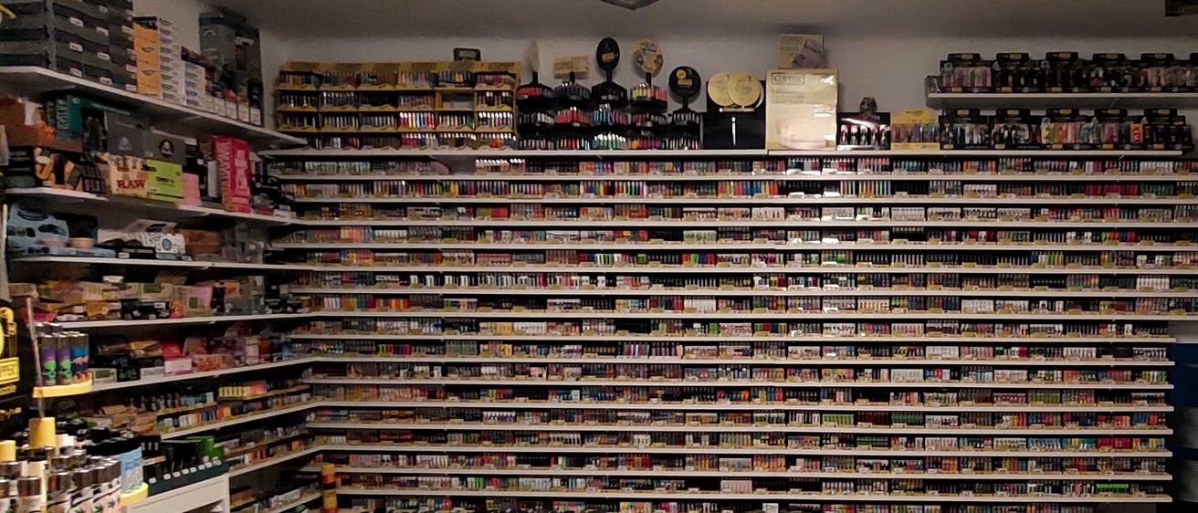 Bild enthält, Shelf, Indoors, Shop, Person