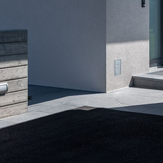 Bild enthält, Floor, Flooring, Indoors, Interior Design, Road, Tarmac, City, Home Decor, Street, Urban