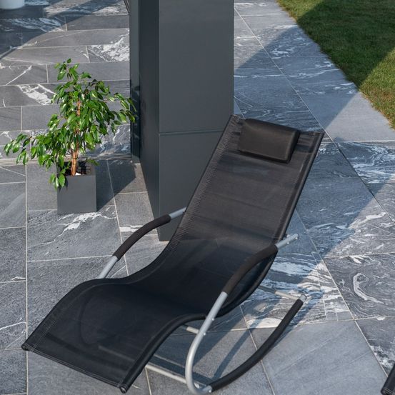 Bild enthält, Floor, Furniture, Chaise, Path