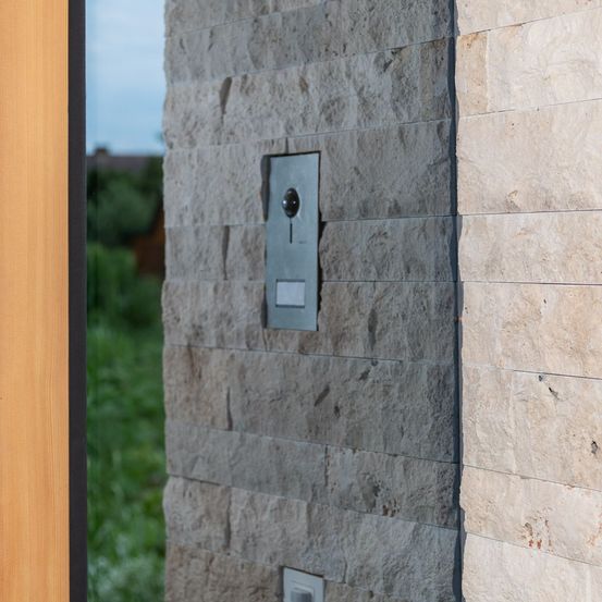 Bild enthält, Indoors, Interior Design, Electrical Device, Switch