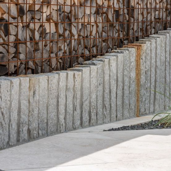 Bild enthält, Path, Indoors, Interior Design, Wall, Construction, Walkway, Yard, City, Backyard, Wood