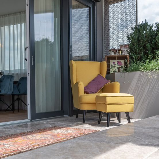 Bild enthält, Indoors, Interior Design, Door, Floor, Furniture, Home Decor, Chair, Window