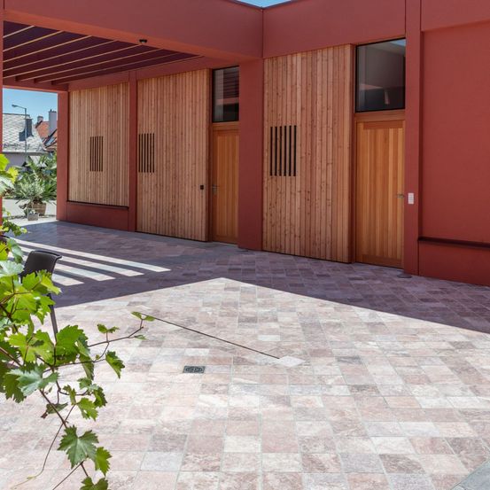 Bild enthält, Floor, Indoors, Interior Design, Flooring, Path, Walkway, Housing, Door, Garage, Outdoors