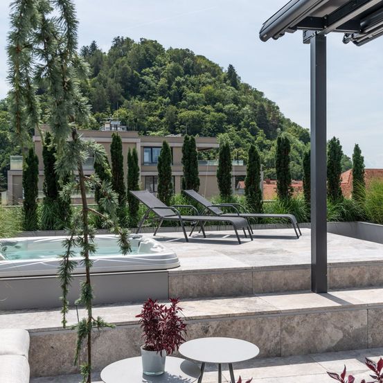 Bild enthält, Tub, Housing, Porch, Patio, Outdoors, Scenery, Hot Tub, Terrace, Interior Design, Villa