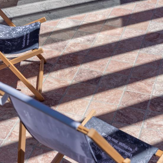 Bild enthält, Floor, Flooring, Furniture, Device, Shovel, Tool, Chair