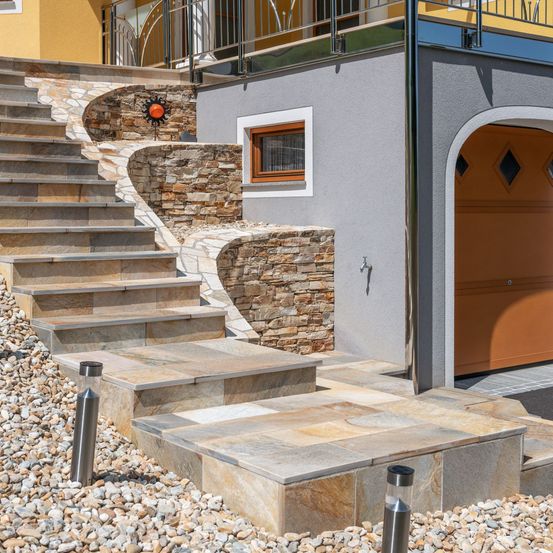 Bild enthält, Architecture, Building, House, Housing, Staircase, Wood, Path, Handrail, Indoors, Interior Design