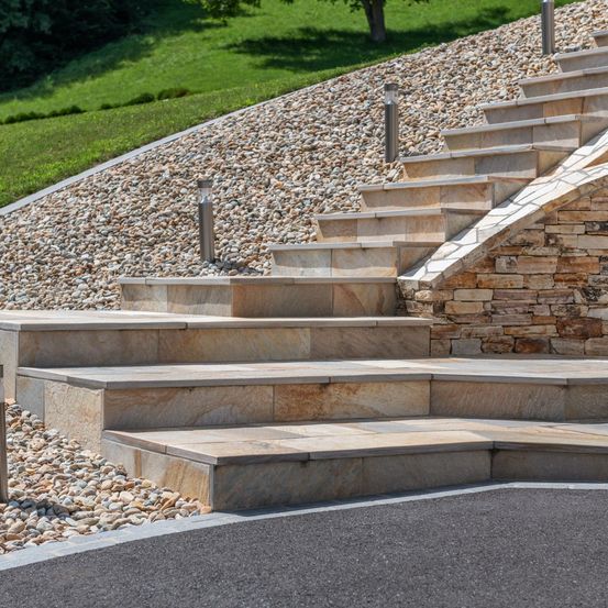 Bild enthält, Architecture, Building, House, Housing, Staircase, Handrail, Road, Wood