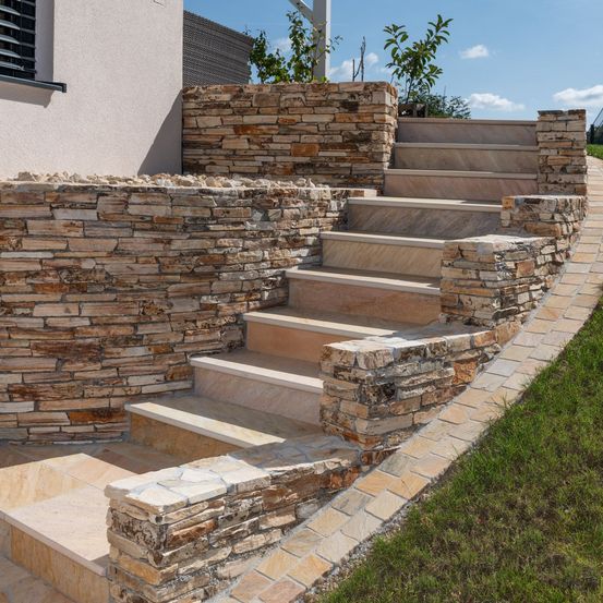 Bild enthält, Path, Walkway, Wall, Housing, Staircase, Backyard, Wood, Interior Design, Flagstone, Grass