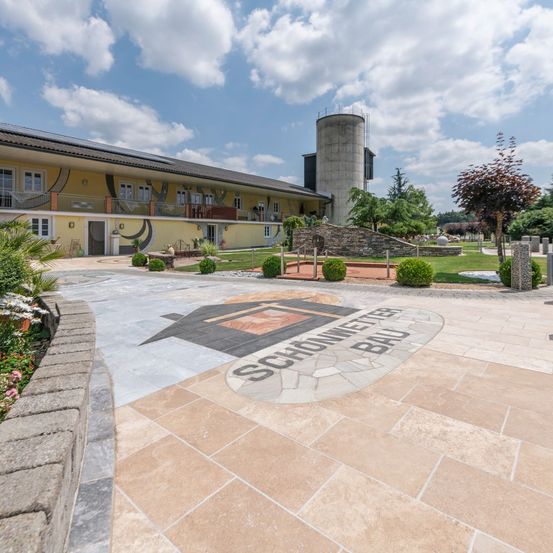 Bild enthält, City, Housing, Outdoors, House, Floor, Driveway, Plant, Urban, Person, Aerial View