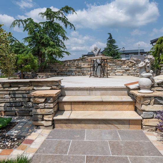 Bild enthält, Path, Walkway, Flagstone, Backyard, Nature, Outdoors, Housing, Patio, Vegetation, Floor