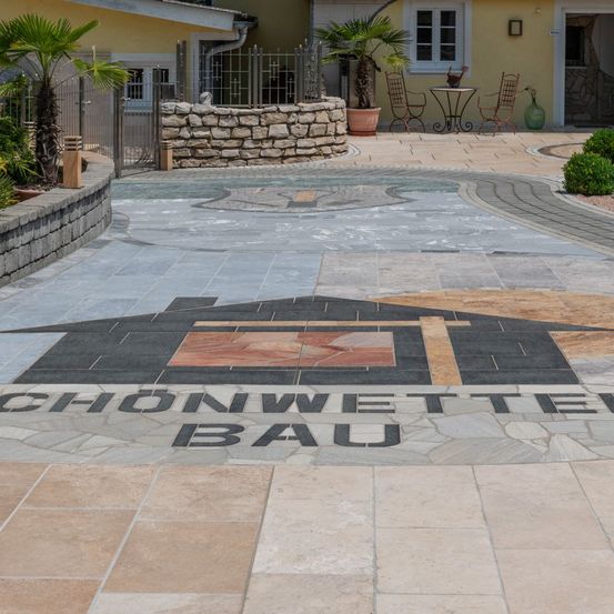 Bild enthält, Floor, Path, Walkway, Flagstone, Housing, Patio, Sidewalk, Flooring, Slate, City