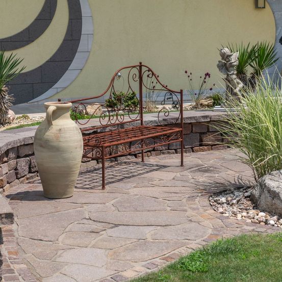 Bild enthält, Path, Walkway, Flagstone, Backyard, Bench, Furniture, Jar, Floor, Patio, Grass