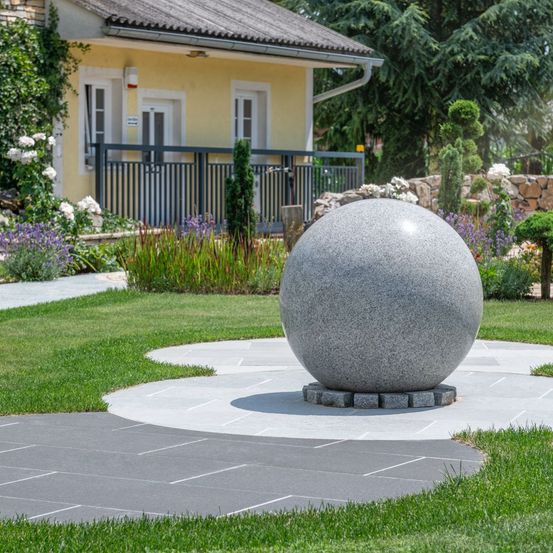 Bild enthält, Path, Walkway, Grass, Sphere, Backyard, Outdoors, Flagstone, Lawn, Housing, Park
