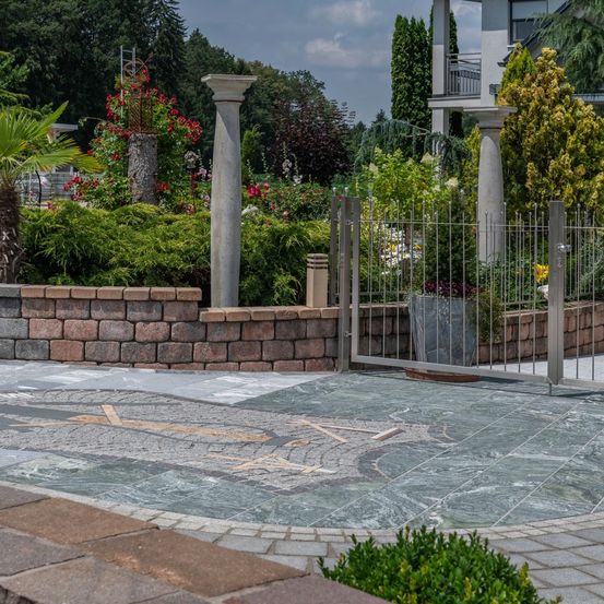 Bild enthält, Path, Walkway, Flagstone, Backyard, Outdoors, Housing, Patio, Floor, Garden, Vegetation