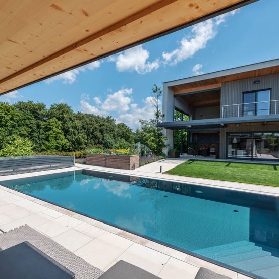 Bild enthält, Pool, Water, Swimming Pool, Outdoors, Building, Housing, Villa, Interior Design, Aerial View, Nature