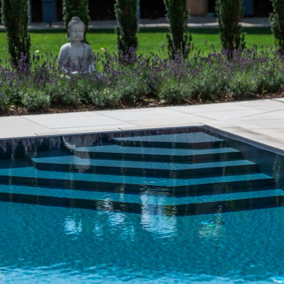 Bild enthält, Pool, Water, Swimming Pool, Hotel, Resort, Person, Face, Outdoors, Walkway, Garden