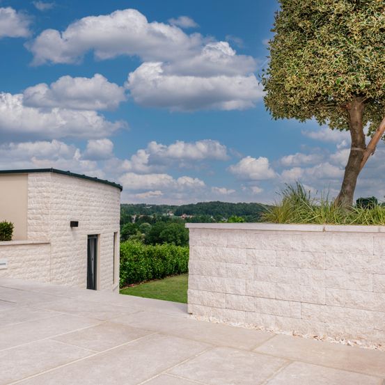 Bild enthält, Path, Walkway, Sky, Tree, Flagstone, Cloud, Cumulus, Tree Trunk, Building, Wall