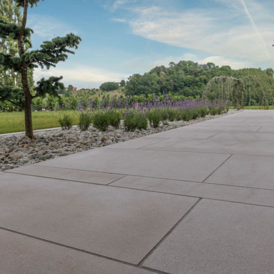 Bild enthält, Floor, Path, Outdoors, Walkway, Housing, Sidewalk, House, Driveway, Tree, Vegetation