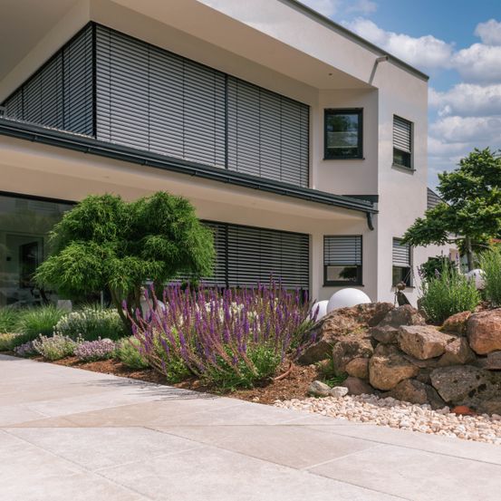 Bild enthält, Path, Walkway, Building, Flagstone, Interior Design, Slate, Road, Backyard, Outdoors, Housing