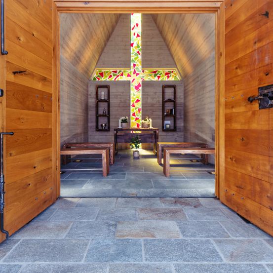 Bild enthält, Interior Design, Floor, Flooring, Path, Walkway, Wood, Flagstone, Hardwood, Plant, Door