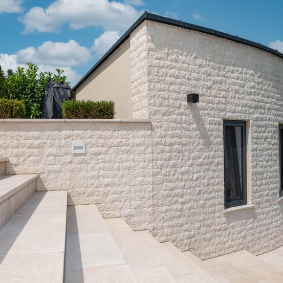 Bild enthält, Path, Walkway, Building, House, Housing, Staircase, Interior Design, Flagstone, Wall, Villa