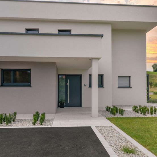 Bild enthält, Architecture, Building, House, Housing, Villa, Grass, Plant, Portico, Outdoors, Floor