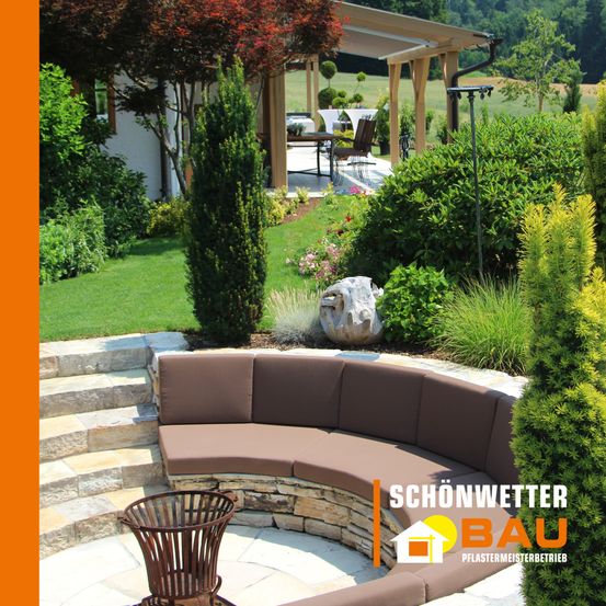 Ein Garten mit einer braunen geschwungenen Bank, einem kleinen Steinweg und einer Laube mit Tisch und Stühlen. Bäume, Büsche und Blumen sind verstreut. Das Bild hat einen Wasserzeichen mit dem Text 'SCHÖNWETTER BAU'.