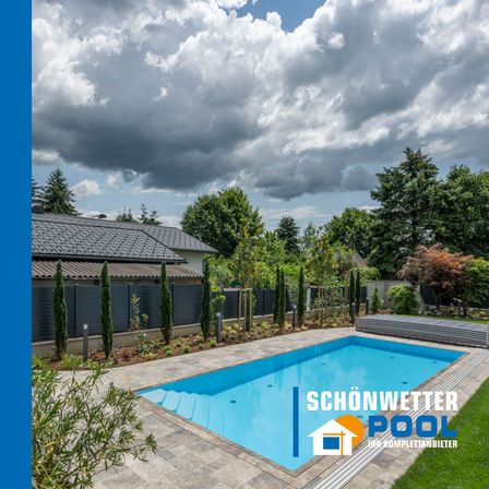 Ein Hinterhof mit Swimmingpool und Haus unter einem bewölkten Himmel. Der Pool ist von einem Steinpflaster und einem Zaun umgeben.