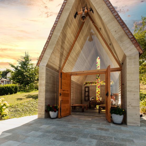 Bild enthält, Path, Walkway, Flagstone, Floor, Flooring, Interior Design, Plant, Building, Housing, Wood
