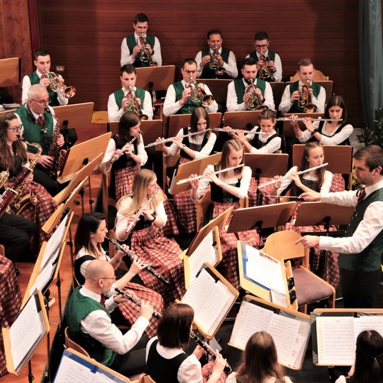 Bild enthält, Group Performance, Music Band, Musician, Person, Adult, Male, Man, Indoors, Glasses, Tie