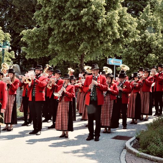 Bild enthält, People, Person, Group Performance, Music, Music Band, Musician, Performer, Adult, Male, Man