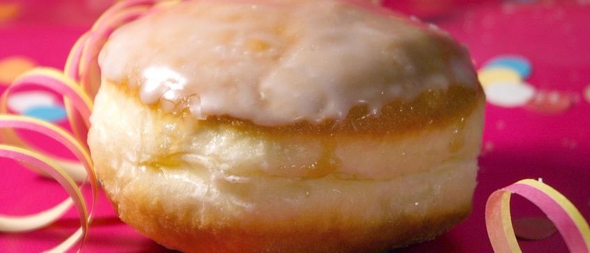 Bild enthält, Food, Sweets, Cream, Dessert, Icing, Bread, Tape, Donut, Pastry