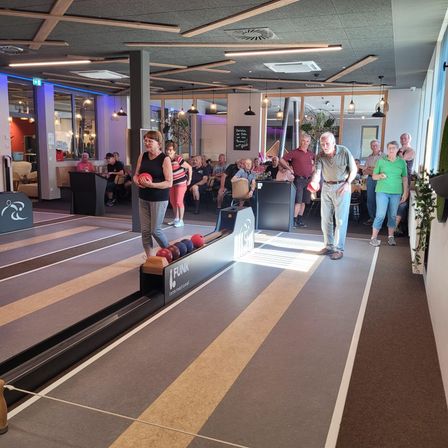 Bild enthält, Pilates, Adult, Male, Man, Person, Shoe, Indoors, Lamp, Jeans, Lounge