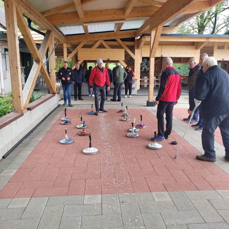 Bild enthält, Path, Walkway, Floor, Flagstone, City, People, Person, Sword, Walking, Flooring