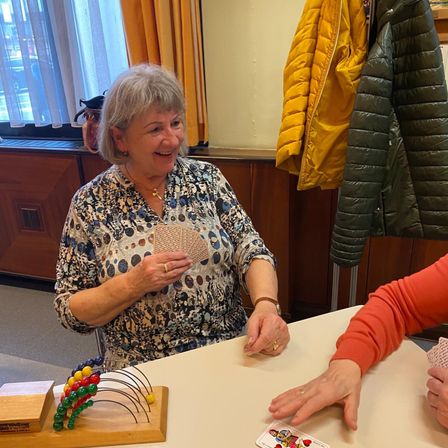 Bild enthält, Adult, Female, Person, Woman, Hand, Wallet, Necklace, Head, Face, Ring