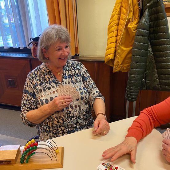 Bild enthält, Adult, Female, Person, Woman, Hand, Wallet, Necklace, Head, Face, Ring