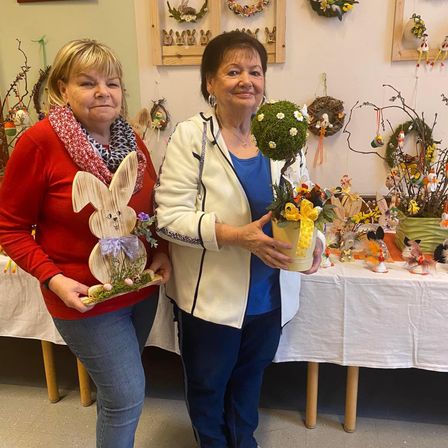 Bild enthält, People, Person, Pants, Adult, Female, Woman, Flower, Flower Arrangement, Face, Photo Frame