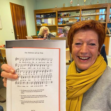 Bild enthält, Adult, Female, Person, Woman, Text, Scarf, Face, Head, Receipt, Laptop