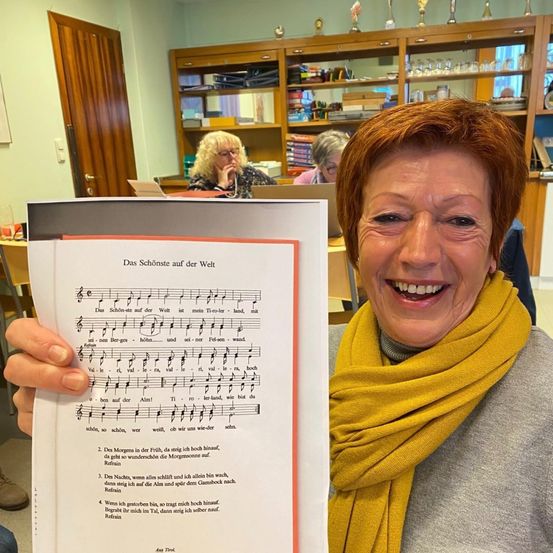 Bild enthält, Adult, Female, Person, Woman, Text, Scarf, Face, Head, Receipt, Laptop