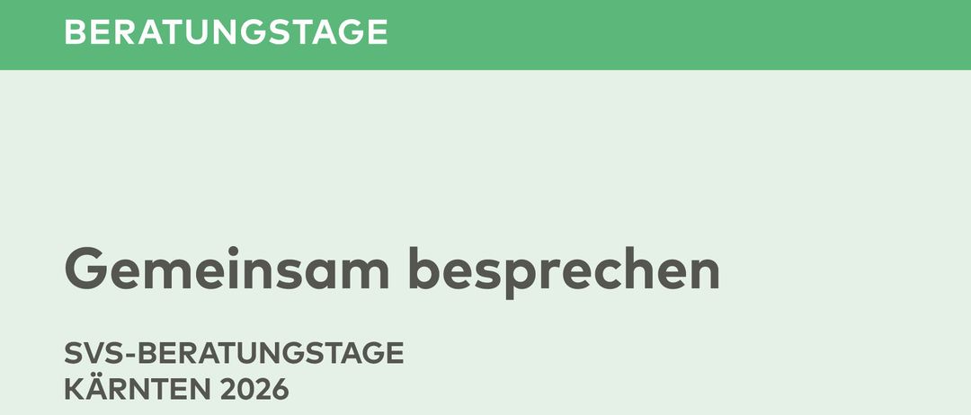 Ein Plakat mit dem Text 'Gemeinsam besprechen'. Darunter steht 'SVS-BERATUNGSTAGE KARNTEN 2026' mit einem grünen Doppelpfeil-Symbol.