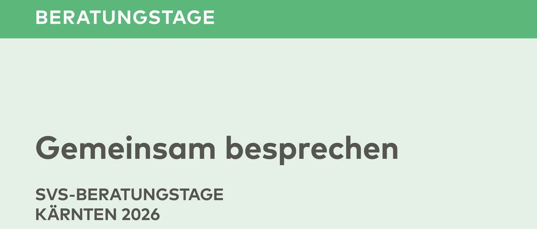 Ein Poster mit einem grünen Doppelpfeilsymbol und dem Text 'Gemeinsam besprechen' darüber. Darunter steht 'SVS-BERATUNGSTAGE KÄRNTEN 2026'. Der Hintergrund ist schlicht grün.