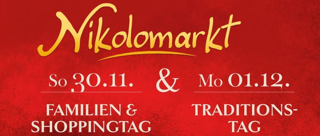 Ein roter Plakat für eine Marktveranstaltung am 1. Dezember. Es steht 'Markt & Traditions-Tag' und erwähnt, dass es um 10 Uhr in der Marktzone beginnt.
