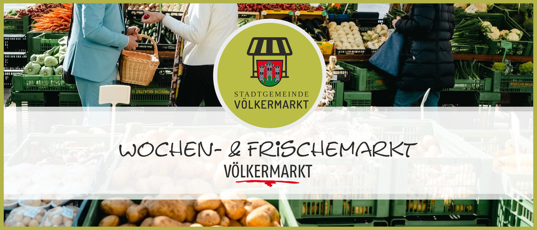 Eine Person beim Einkaufen auf einem lokalen Markt, mit einem Korb, frisches Gemüse und Obst ausgestellt. Das Bild zeigt ein grünes rundes Logo für 'Stadtgemeinde Völkermarkt'.