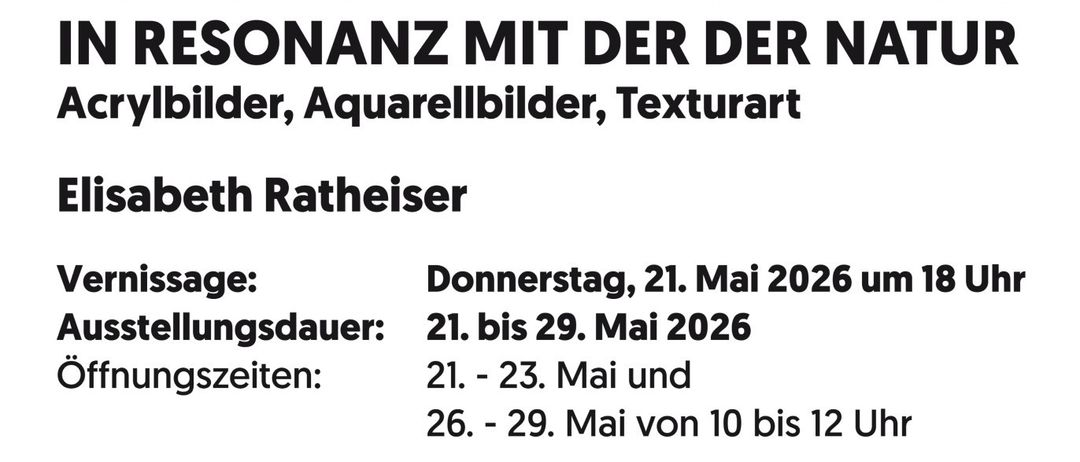 Eine Frau sitzt auf einem Felsen und blickt auf das Meer. Das Bild trägt den Titel "In Resonanz mit der Natur." Es enthält Informationen über eine Ausstellung von Elisabeth Ratheiser, einschließlich Eröffnungsdatum und -zeiten.